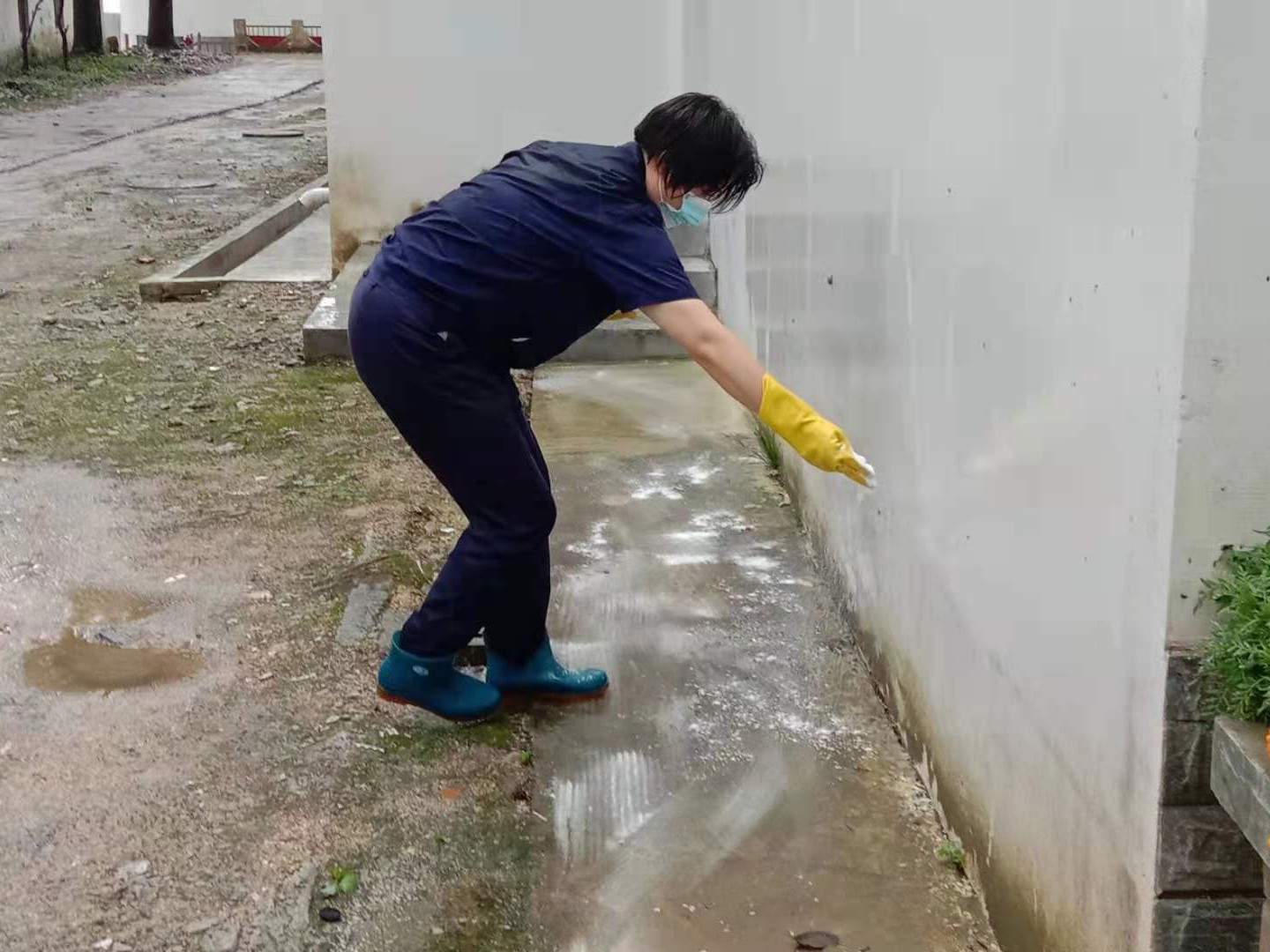 三峽博物館保潔工人雨后除青苔污漬，保障出行安全